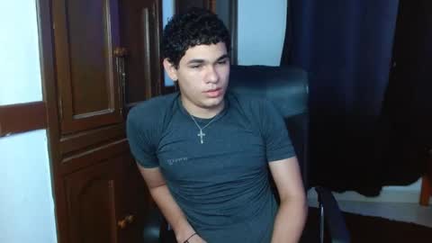 Snapshot of zyrosxk chatting on 10-25-25, 06:54 antonio felipe online show from 10-25-25, 06:54