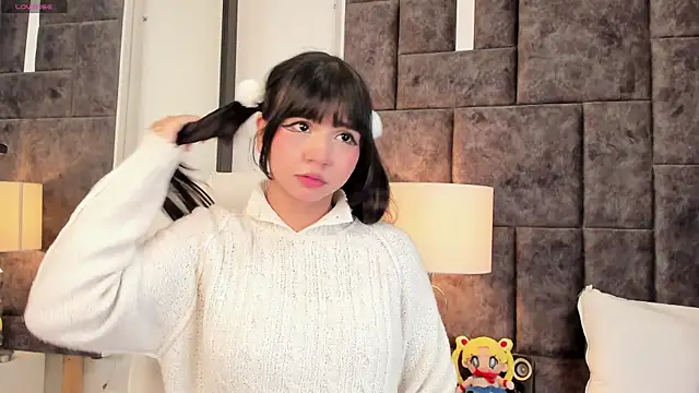 Snapshot of Petit-Rosse chatting on 12-13-24, 02:43 Petit-Rosse online show from 12-13-24, 02:43