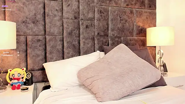 Snapshot of Petit-Rosse chatting on 12-17-24, 03:17 Petit-Rosse online show from 12-17-24, 03:17