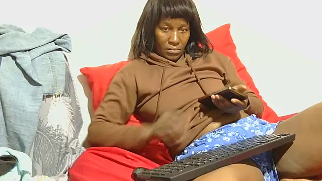 Snapshot of sluttylaura21 chatting on 11-22-25, 05:12 sluttylaura21 online show from 11-22-25, 05:12