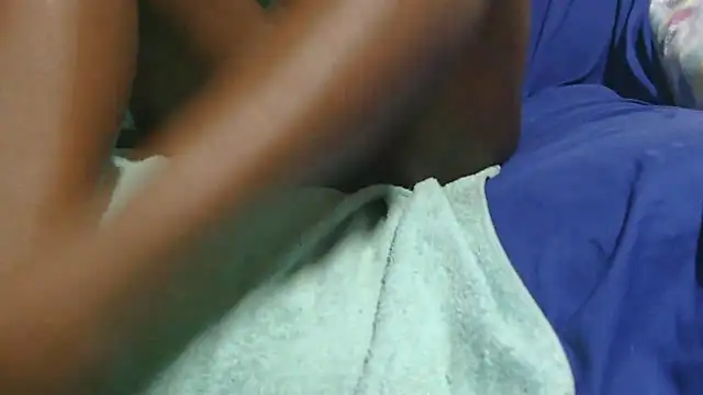 Snapshot of sluttylaura21 chatting on 01-14-26, 06:35 sluttylaura21 online show from 01-14-26, 06:35