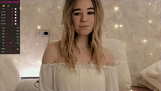 Snapshot of EvaSileZ chatting on 10-22-25, 05:08 EvaSileZ online show from 10-22-25, 05:08