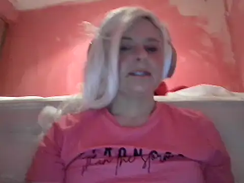 Snapshot of qvncrazy chatting on 01-06-25, 10:35 qvncrazy online show from 01-06-25, 10:35