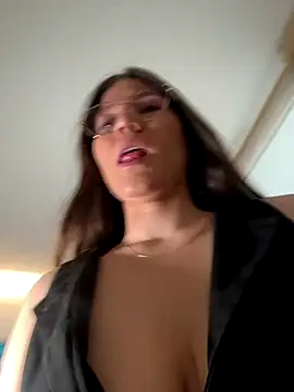 AmelieLaurent  online show from 11-11-25, 08:53