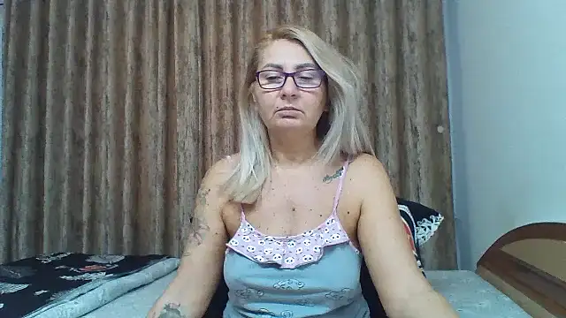 Snapshot of PussyEvely chatting on 11-11-25, 05:40 PussyEvely online show from 11-11-25, 05:40