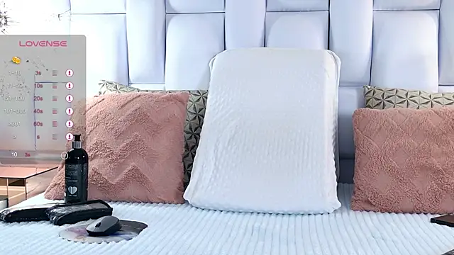 Snapshot of Iris_Ross_ chatting on 12-17-25, 11:38 Iris Ross online show from 12-17-25, 11:38