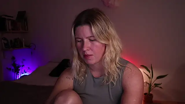 Snapshot of moonamii chatting on 10-14-25, 06:20 moonamii online show from 10-14-25, 06:20