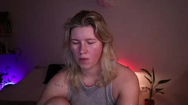 Snapshot of moonamii chatting on 10-20-25, 04:29 moonamii online show from 10-20-25, 04:29