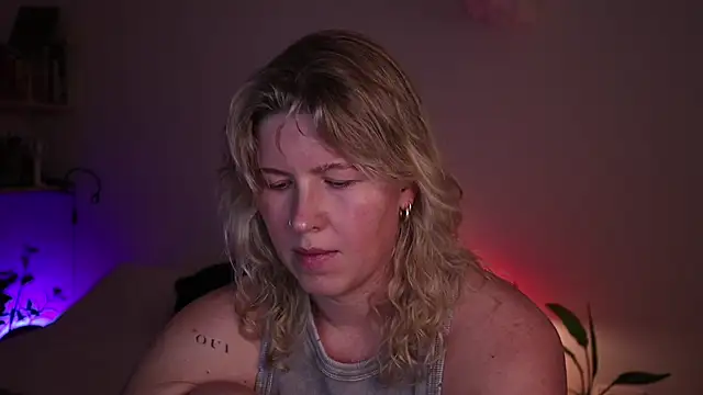 Snapshot of moonamii chatting on 10-21-25, 05:13 moonamii online show from 10-21-25, 05:13