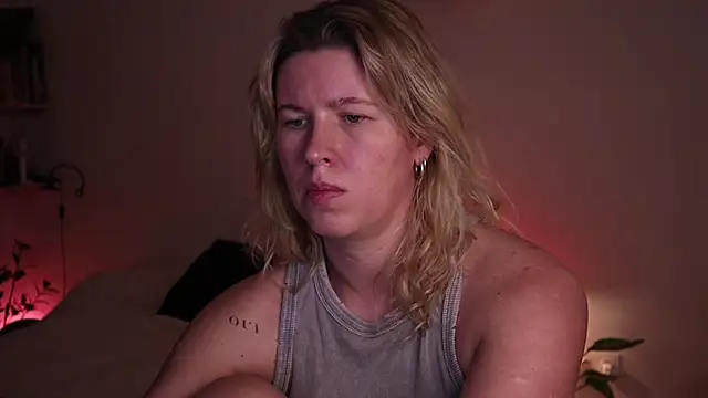 Snapshot of moonamii chatting on 10-27-25, 06:23 moonamii online show from 10-27-25, 06:23