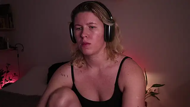 Snapshot of moonamii chatting on 10-29-25, 12:40 moonamii online show from 10-29-25, 12:40