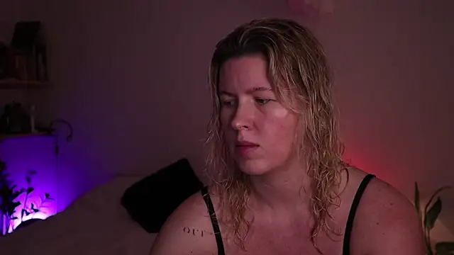 Snapshot of moonamii chatting on 11-06-25, 06:09 moonamii online show from 11-06-25, 06:09