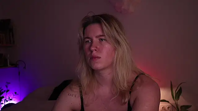 Snapshot of moonamii chatting on 11-08-25, 08:18 moonamii online show from 11-08-25, 08:18