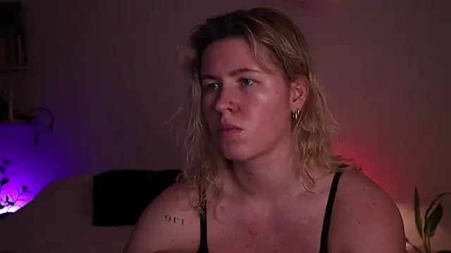 Snapshot of moonamii chatting on 11-11-25, 04:18 moonamii online show from 11-11-25, 04:18