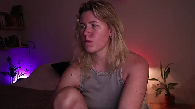 Snapshot of moonamii chatting on 11-12-25, 07:24 moonamii online show from 11-12-25, 07:24