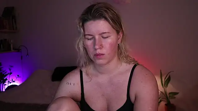 Snapshot of moonamii chatting on 11-13-25, 06:40 moonamii online show from 11-13-25, 06:40