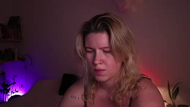 Snapshot of moonamii chatting on 11-15-25, 05:42 moonamii online show from 11-15-25, 05:42