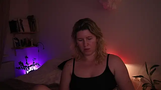 Snapshot of moonamii chatting on 12-13-25, 08:04 moonamii online show from 12-13-25, 08:04