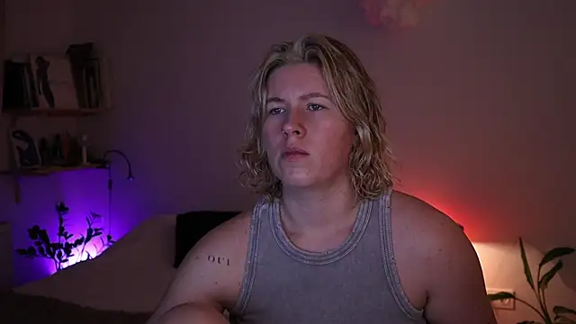 Snapshot of moonamii chatting on 12-16-25, 06:24 moonamii online show from 12-16-25, 06:24