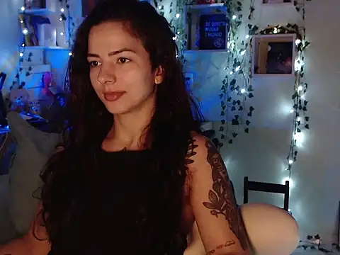 Snapshot of BeellyDance chatting on 10-28-25, 11:14 BeellyDance online show from 10-28-25, 11:14