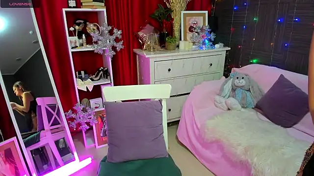 Snapshot of Queen_baby chatting on 12-12-24, 01:43 Queen baby online show from 12-12-24, 01:43