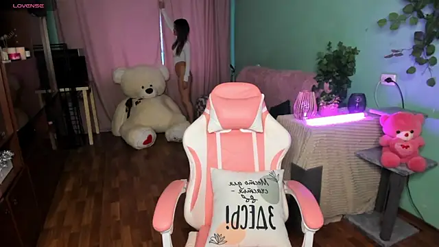 Snapshot of Queen_baby chatting on 10-21-25, 01:39 Queen baby online show from 10-21-25, 01:39