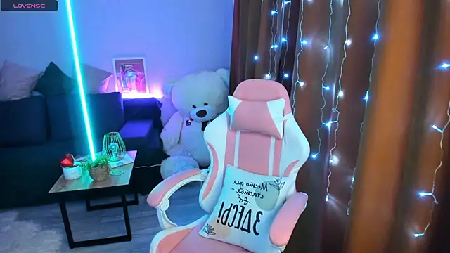 Snapshot of Queen_baby chatting on 12-15-25, 02:38 Queen baby online show from 12-15-25, 02:38