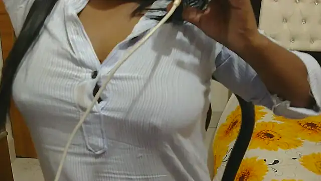 Snapshot of esita_1212 chatting on 10-26-25, 01:00 esita 1212 online show from 10-26-25, 01:00