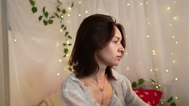 VivianLy  online show from 01-15-25, 07:48