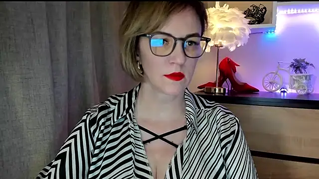 Snapshot of feliziaDesire chatting on 10-12-25, 01:10 feliziaDesire online show from 10-12-25, 01:10