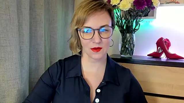 Snapshot of feliziaDesire chatting on 10-15-25, 01:11 feliziaDesire online show from 10-15-25, 01:11