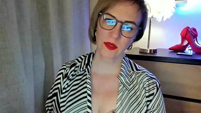 Snapshot of feliziaDesire chatting on 10-19-25, 01:12 feliziaDesire online show from 10-19-25, 01:12