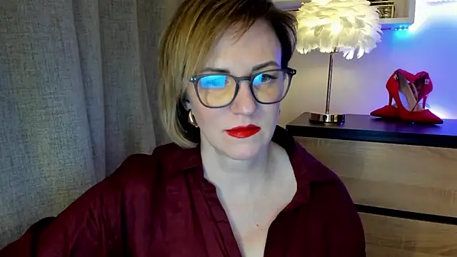 Snapshot of feliziaDesire chatting on 10-21-25, 01:01 feliziaDesire online show from 10-21-25, 01:01