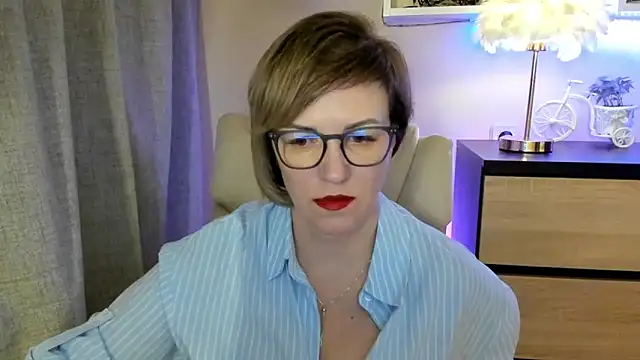 Snapshot of feliziaDesire chatting on 10-28-25, 02:09 feliziaDesire online show from 10-28-25, 02:09