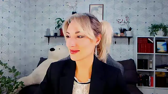 Snapshot of MillaXQueen chatting on 10-14-25, 02:07 MillaXQueen online show from 10-14-25, 02:07