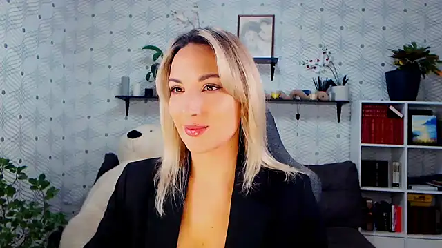 Snapshot of MillaXQueen chatting on 11-11-25, 02:28 MillaXQueen online show from 11-11-25, 02:28