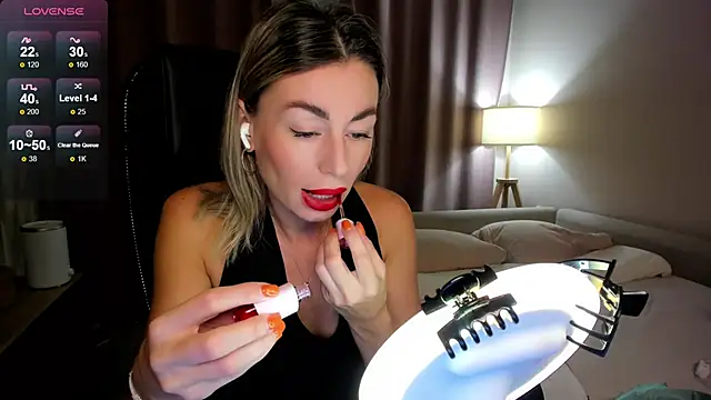 Snapshot of DannaEvan chatting on 11-28-25, 01:30 DannaEvan online show from 11-28-25, 01:30