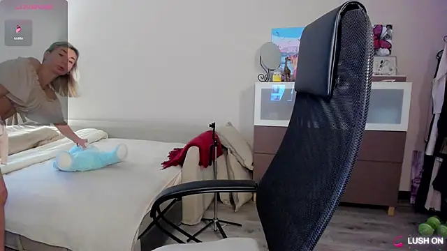 Snapshot of DannaEvan chatting on 12-15-25, 03:33 DannaEvan online show from 12-15-25, 03:33