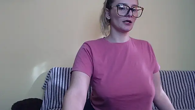 Snapshot of alicesweet21 chatting on 02-06-25, 08:18 alicesweet21 online show from 02-06-25, 08:18