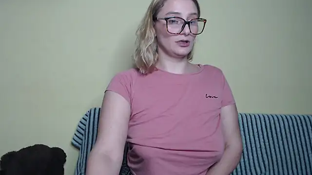 Snapshot of alicesweet21 chatting on 02-08-25, 10:19 alicesweet21 online show from 02-08-25, 10:19