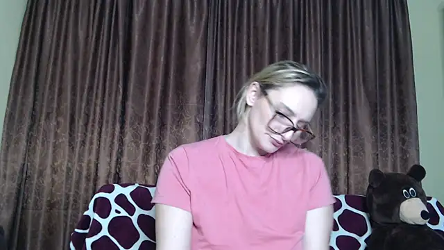 Snapshot of alicesweet21 chatting on 03-04-25, 03:55 alicesweet21 online show from 03-04-25, 03:55