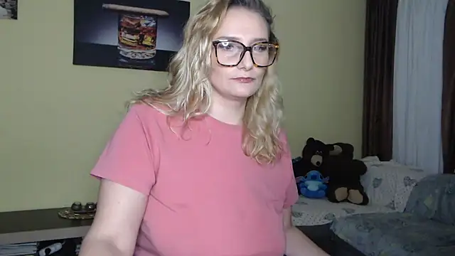 Snapshot of alicesweet21 chatting on 01-14-26, 10:03 alicesweet21 online show from 01-14-26, 10:03