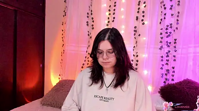 Snapshot of Mey_moon chatting on 12-04-24, 09:57 Mey moon online show from 12-04-24, 09:57