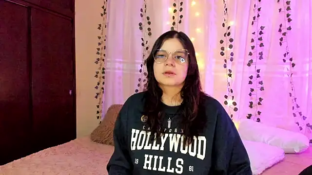 Snapshot of Mey_moon chatting on 12-12-24, 11:25 Mey moon online show from 12-12-24, 11:25