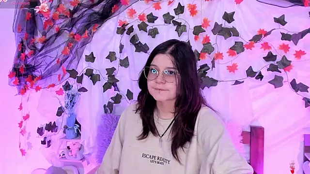 Snapshot of Mey_moon chatting on 02-07-25, 03:41 Mey moon online show from 02-07-25, 03:41