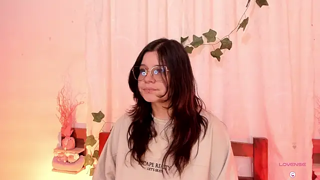 Snapshot of Mey_moon chatting on 02-15-25, 08:22 Mey moon online show from 02-15-25, 08:22