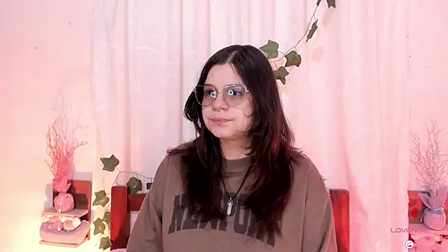 Snapshot of Mey_moon chatting on 02-16-25, 03:38 Mey moon online show from 02-16-25, 03:38