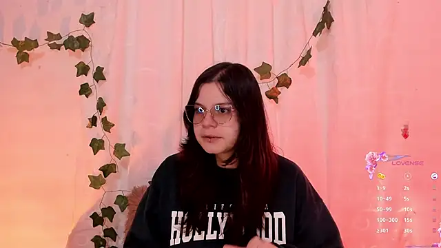 Snapshot of Mey_moon chatting on 03-18-25, 10:15 Mey moon online show from 03-18-25, 10:15