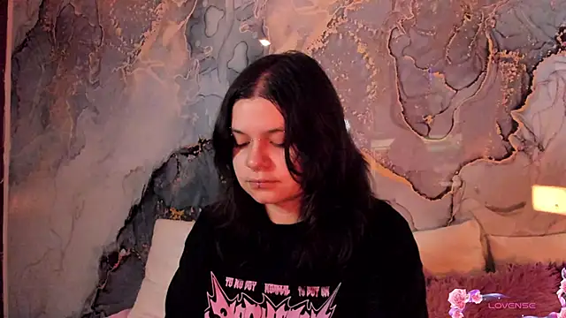 Snapshot of Mey_moon chatting on 11-16-25, 04:01 Mey moon online show from 11-16-25, 04:01