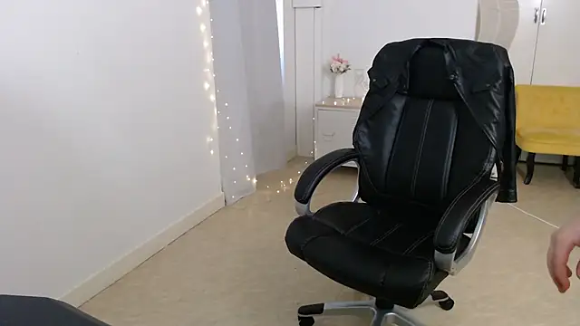 Crystal-dreamt online show from 10-10-25, 09:19